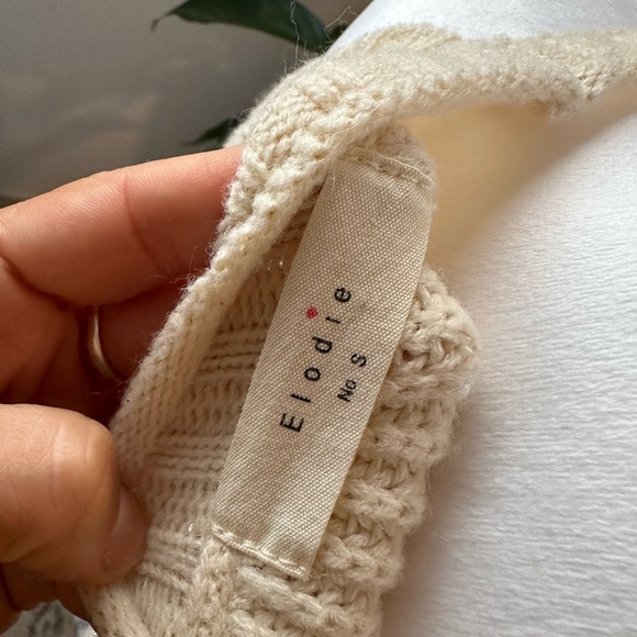 Shoulder cut put cream knit sweater - Picture 2 of 4